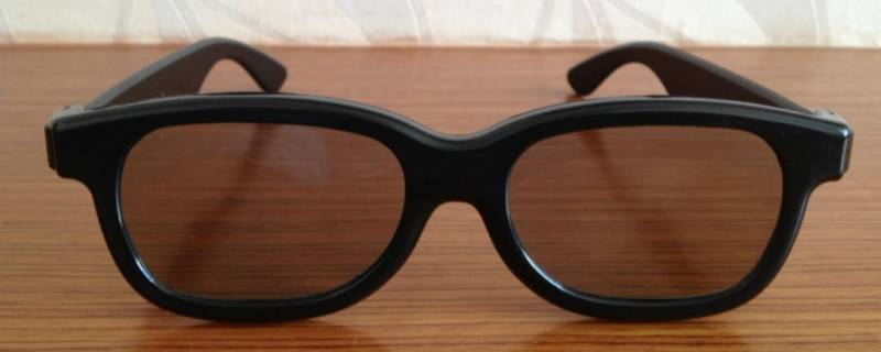 3d眼镜怎么夹在近视眼镜上（电影院3d眼镜怎么夹在近视眼镜上）