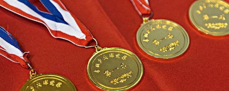 中国首位单届冬奥会获得三枚金牌的选手是谁