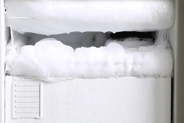 冰箱结冰有哪些解决方法 冰箱结冰可以用热水冲吗