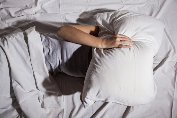 研究证实：睡觉时盖一条重毛毯，能改善失眠！睡不着觉的人快尝试！