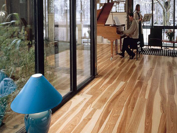 施工家用实木地板打蜡的小方法 让家恢复如新