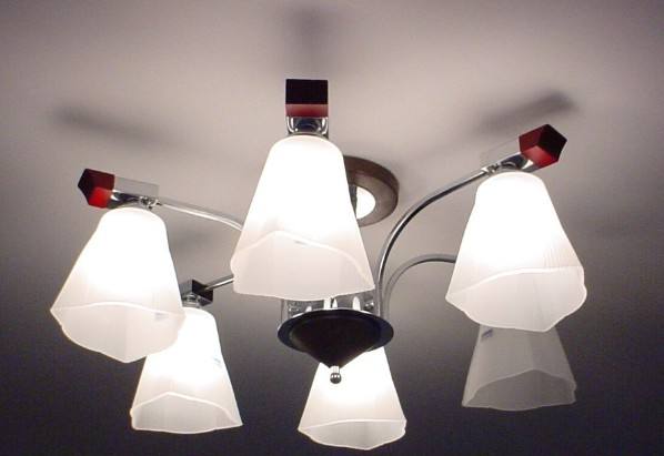 家庭装修是先安装灯具好还是先安装开关插座好？