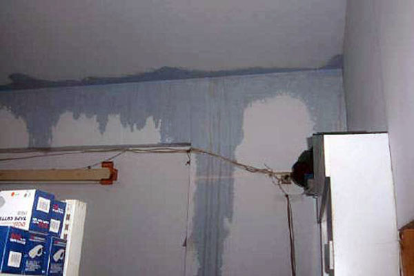 关于卫浴间墙面漏水的原因（关于卫浴间墙面漏水的原因有哪些）