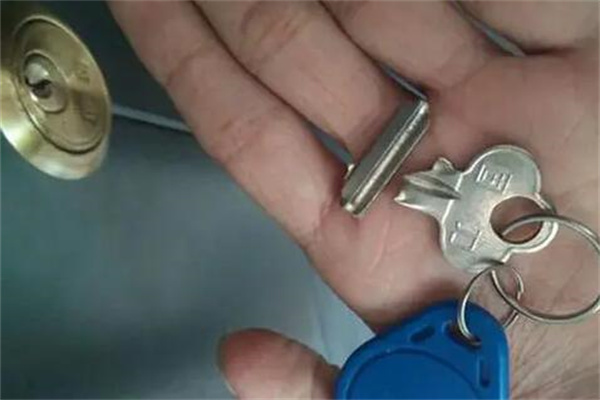 钥匙断了一半在锁芯里了怎么办 钥匙断了一半在锁心里怎么取出来