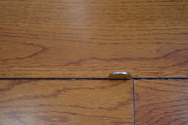 木地板为什么会出现缝隙（木地板为什么会出现缝隙现象）