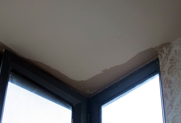 窗户漏水是哪些原因造成的（窗户漏水是哪些原因造成的图片）