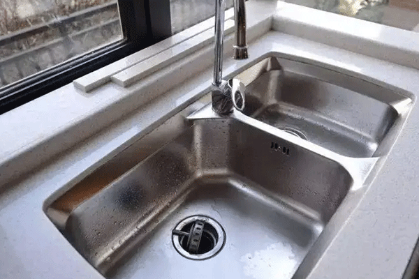 厨房水槽边缘漏水怎么办 厨房水槽边缘漏水怎么办视频