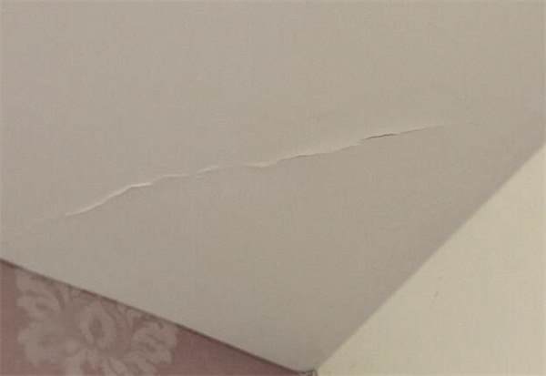 天花板掉皮一定是楼上漏水吗 家里天花板掉皮怎么处理