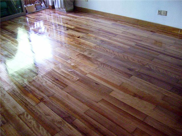 施工家用实木地板打蜡的小方法 让家恢复如新