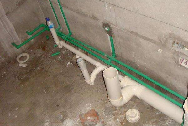 卫生间水管走上面好还是下面好 家装水管走顶10年后后悔了