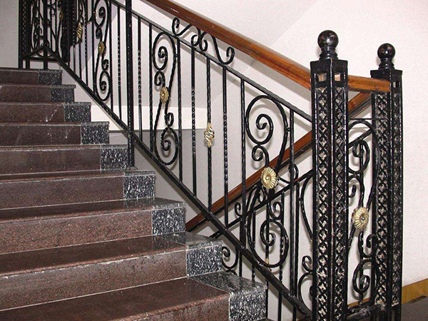 铁艺楼梯扶手安装步骤有哪些 怎么安装铁艺楼梯扶手