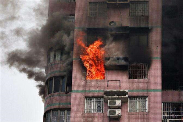 发生火灾时高层住户怎么逃生 高层着火32层怎么逃生 楼下着火楼上怎么逃生