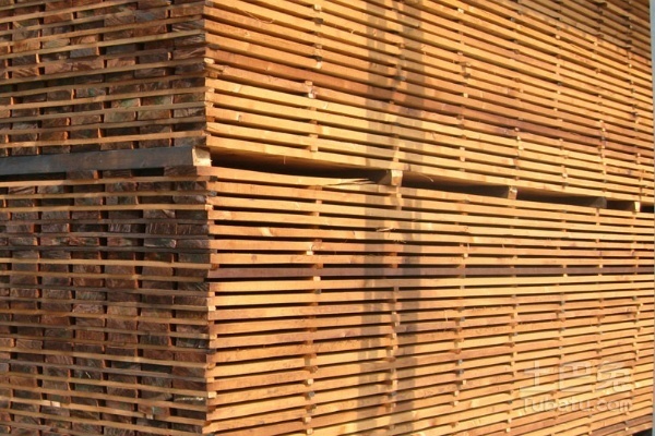 炭化木室外能用多少年 炭化木和防腐木的区别 炭化木价格多少一平方