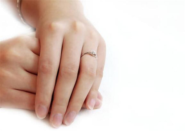 戒指戴在不同手指的意义 中指戴戒指说明什么 十个手指戴戒指的意义