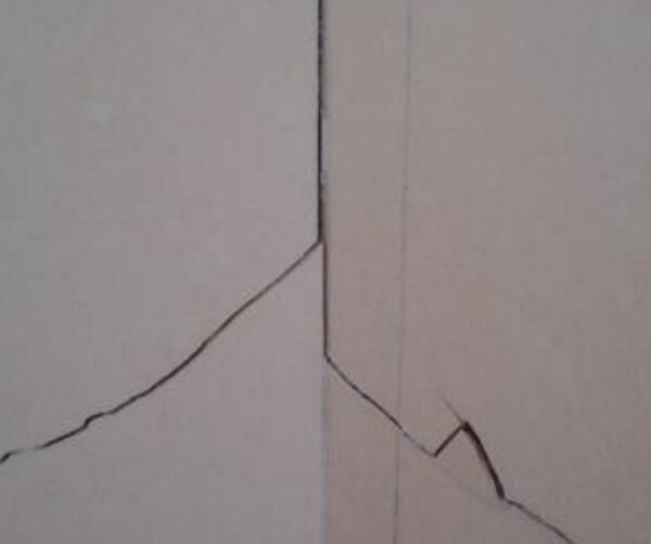 墙面裂缝是什么原因 墙面裂缝怎么办
