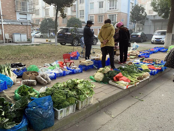 城管打*喊商贩去摆摊 国家开两会允许地摊经济 地摊经济对实体店的影响