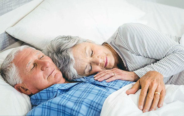 老人睡眠不好如何改善 枕头使用有讲究