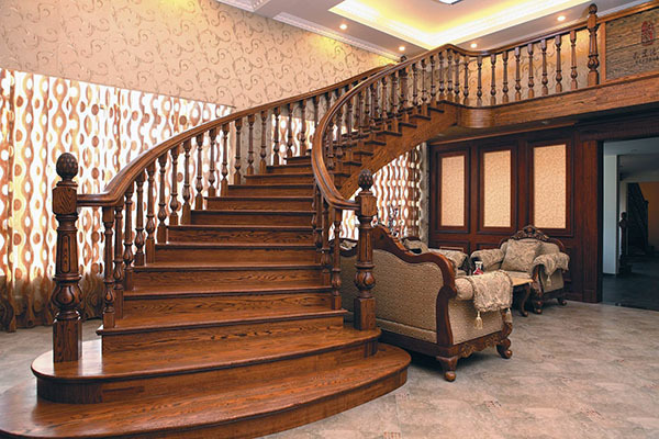 ​ 常见实木楼梯的造型有哪些 优雅家居的点缀 