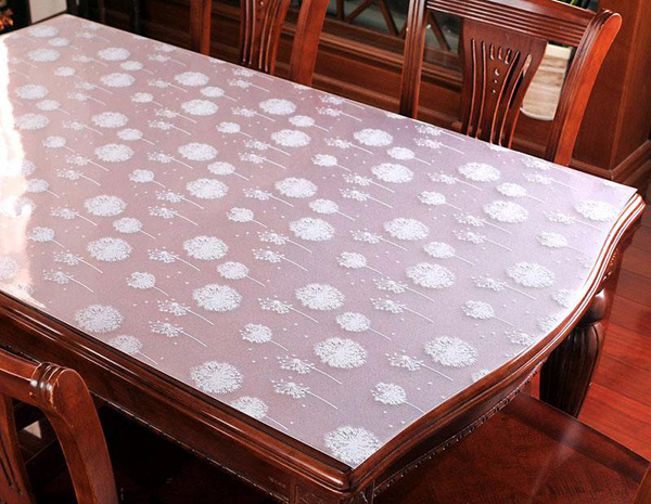实木餐桌桌布材质和搭配技巧分析