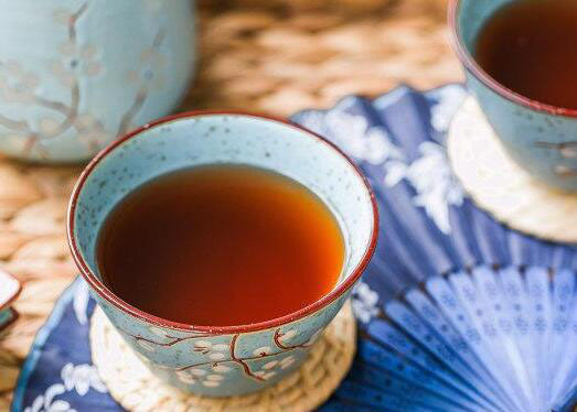 五花茶：清热解毒的饮品