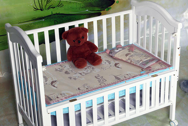 不同婴儿床凉席材质优缺点分析