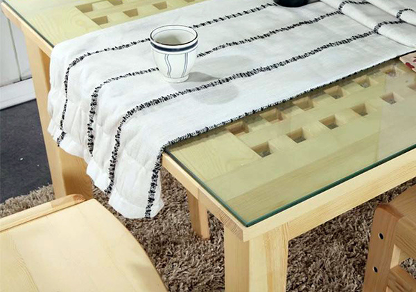 实木餐桌桌布材质和搭配技巧分析