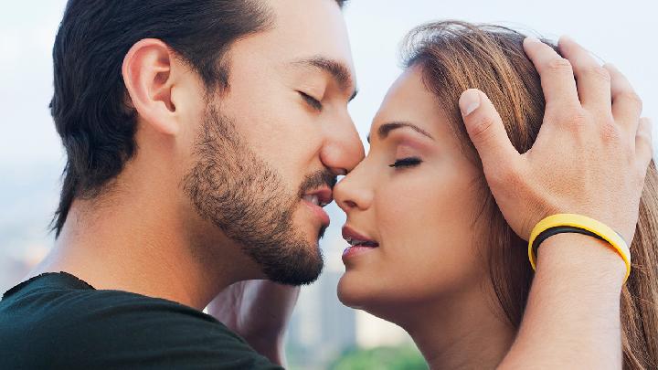 夫妻适当性生活有利于大脑健康 夫妻过度的性生活有什么危害