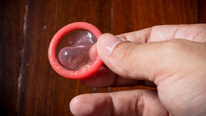 性爱时避孕套破了如何补救 正确使用避孕套的8个事项