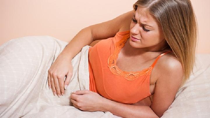 女性宫颈糜烂与性生活有关吗？女性宫颈糜烂应该如何治疗？