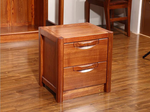 如何选到质量好的实木床头柜 床头柜定制好还是买实木的好?