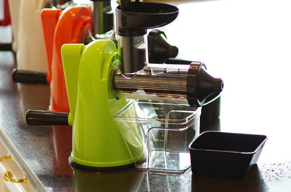 果汁机怎么使用 手摇果汁机怎么用呢