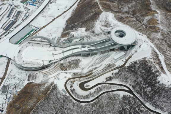 挑战极限！北京冬奥会跳台滑雪中心我国首台变角度斜行电梯通过验收！