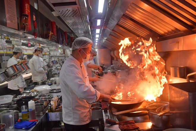 北京多家餐馆再现排队等位，业内预计元旦客流将持续回升 