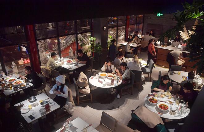 北京多家餐馆再现排队等位，业内预计元旦客流将持续回升 
