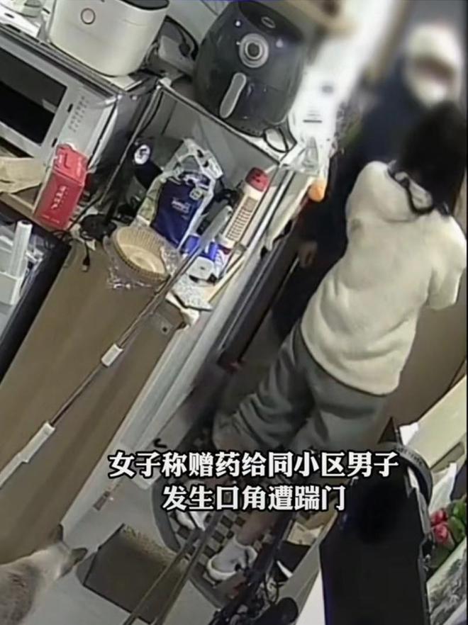 女子赠药遭踹门，警方通报：受赠方以道歉信方式向女子致歉    