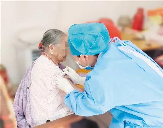 张文宏：尽快提升60岁以上老人新冠疫苗全程接种率至90% 