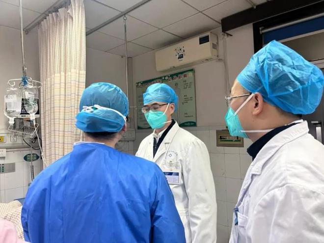 探访长沙湘雅三医院：男子抱着瘫软妻子赶来就医，有老人阳后只咳嗽却查出白肺！