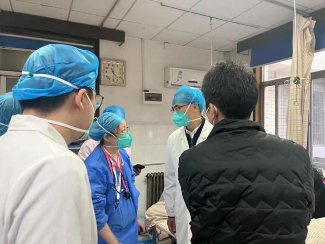 探访长沙湘雅三医院：男子抱着瘫软妻子赶来就医，有老人阳后只咳嗽却查出白肺！