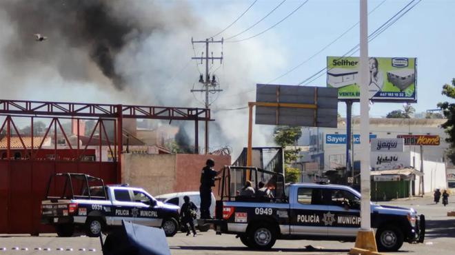 墨西哥逮捕毒枭儿子引发交火致29死，暂停将他引渡美国    