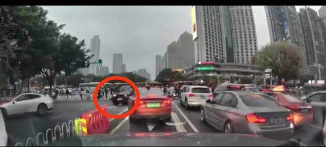 广州一黑色宝马冲撞人群致5死13伤 司机已被控制