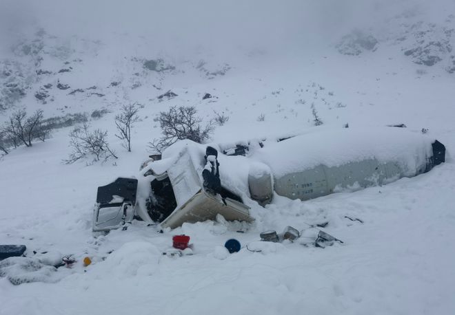 西藏林芝一隧道口雪崩，救援人员：多车被掩埋，有人失温缺氧遇难 