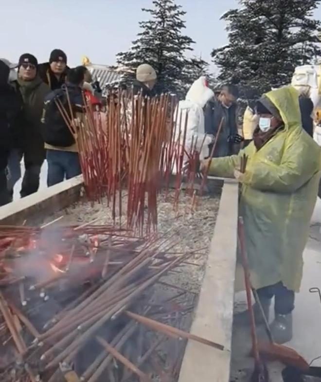 游客在四川峨眉山花上百元供香没燃尽就被拔，管委会：出于安全考虑 