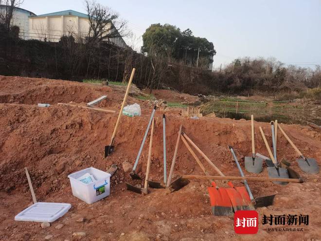 官方人士确认胡鑫宇遗体在粮库院内露天树林被发现，围墙阻断下如何进入仍是谜       