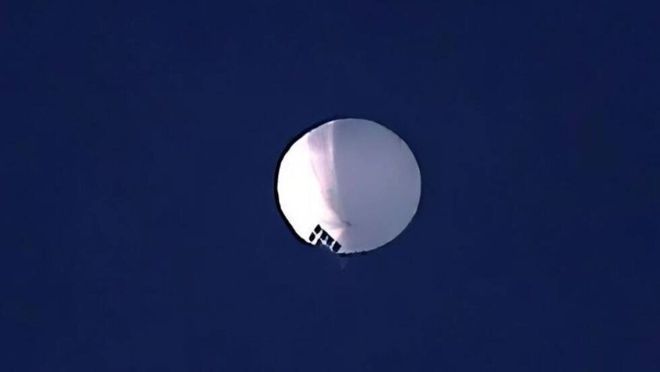 2月1日，疑似涉事高空气球漂在美国蒙大拿州比林斯市上空。图源：美媒