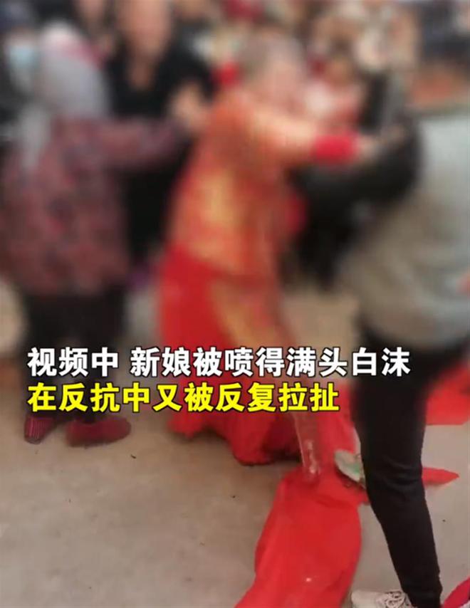 丰县民政局回应宾客亲新娘摸新娘屁股：非风俗，应该是他们的个人恶作剧  
