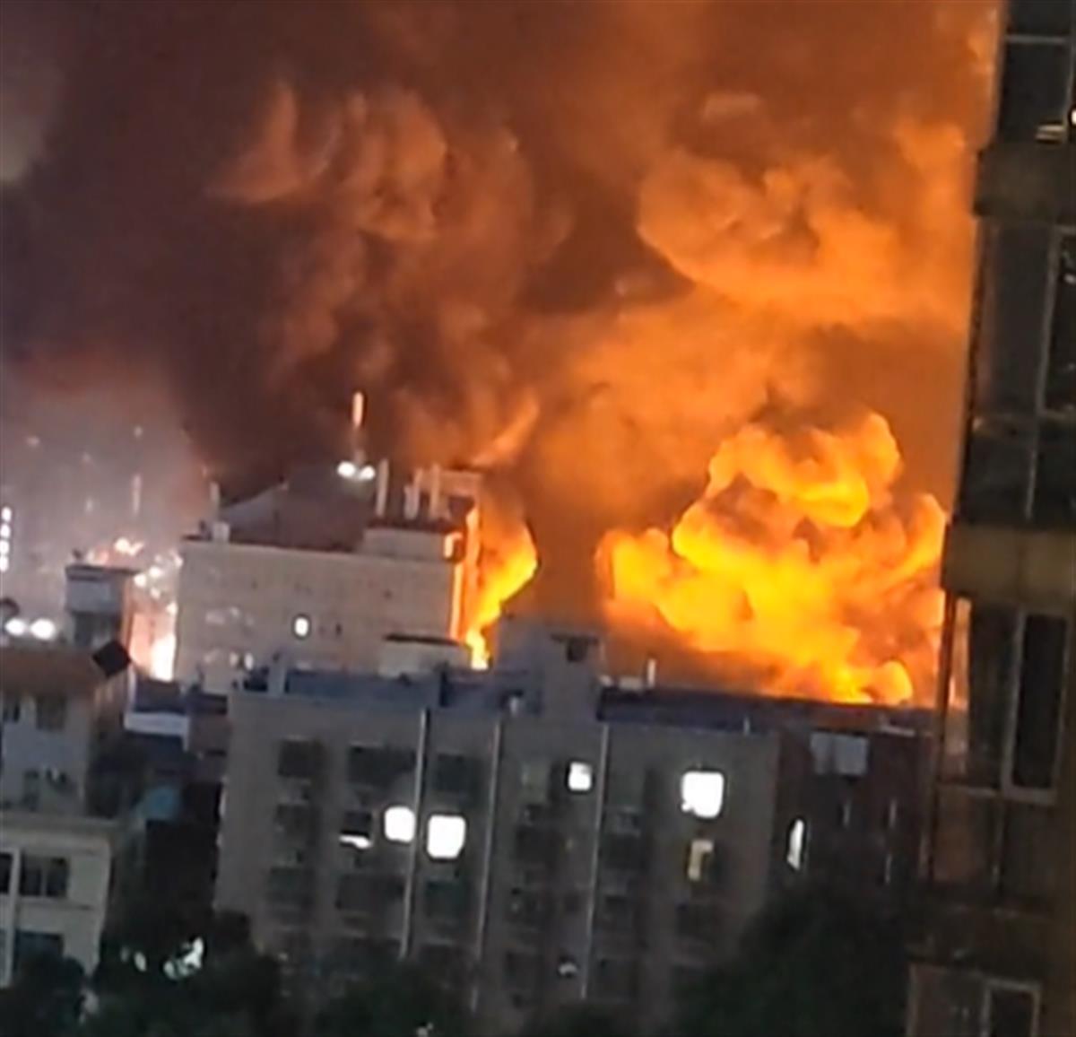 广东东莞一工厂深夜突发大火，消防正在紧急处置