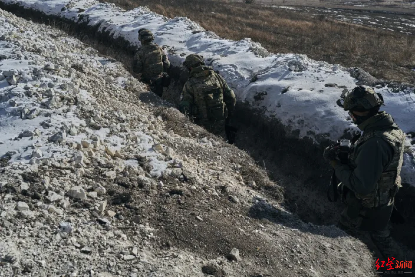 乌军指挥官：和俄军距离近到互掷手榴弹  俄教育部：中学生要学如何使用AK步枪