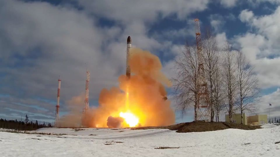 美官员曝：拜登访基辅期间，俄罗斯试射“萨尔马特”洲际弹道导弹