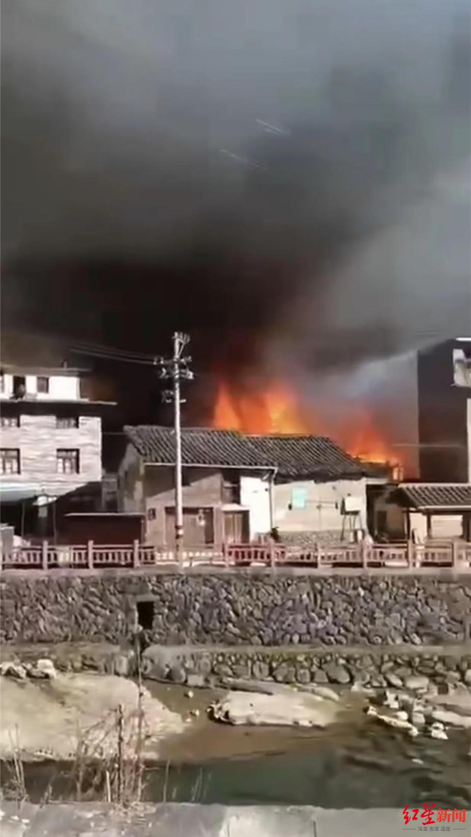 福建寿宁传统村落历史建筑起火，20多栋老房子被烧 乡政府：无人员伤亡