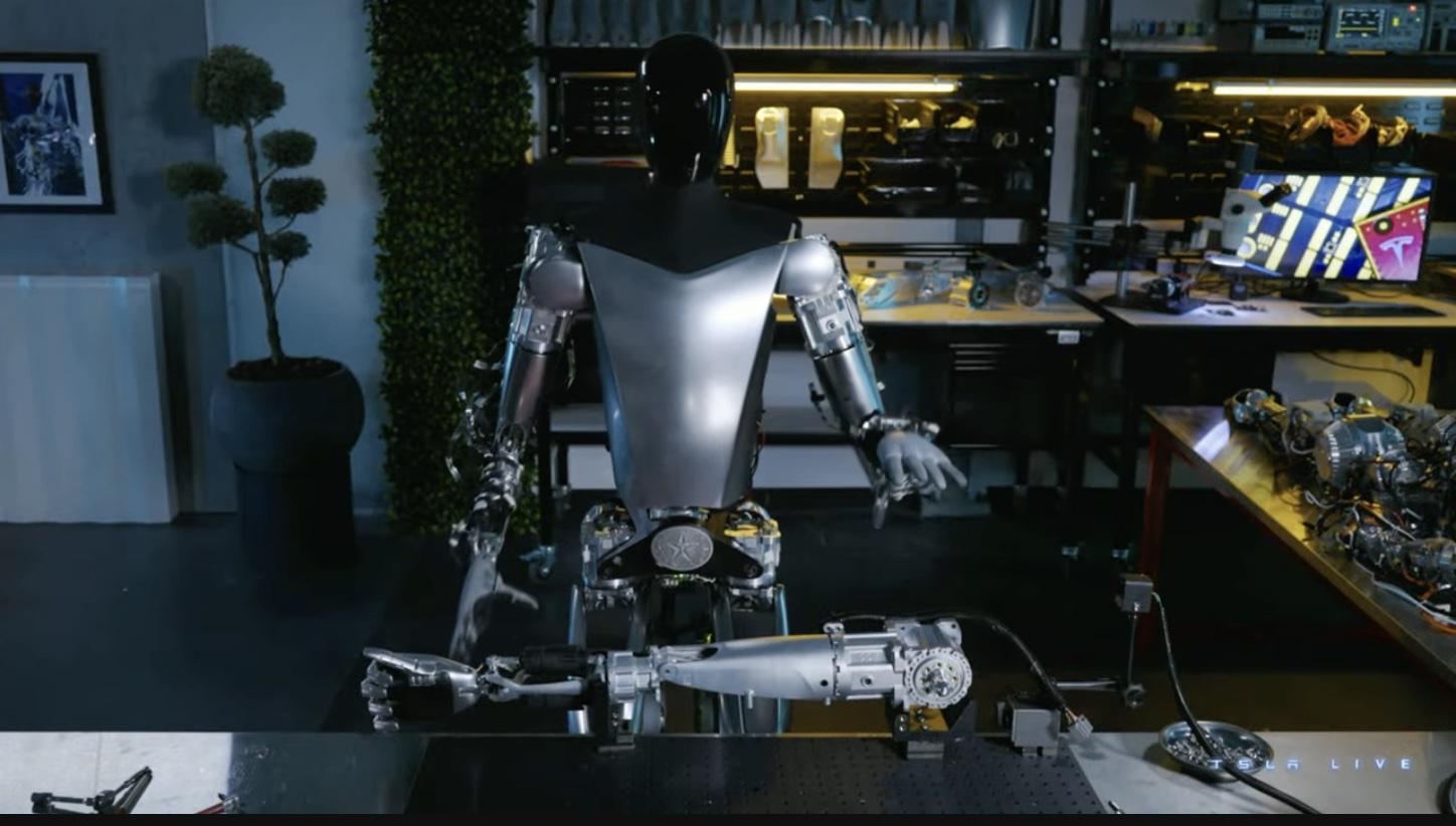 马斯克：特斯拉汽车是轮子上的机器人，人形机器人数量将超过人类